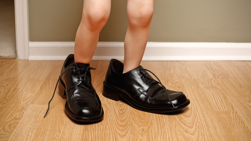 Sesuaikan ukuran kaki anak dengan ukuran sepatu npr.org